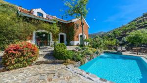 uma casa com uma piscina em frente a uma casa em Villa Hidalgo Arenas by Ruralidays em Arenas