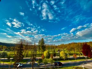 a blue sky with clouds over a parking lot at Uroczy Apartament 50 metrów od Krupówek, 2 osobne sypialnie in Zakopane