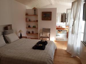 - une chambre avec un lit et un sac dans l'établissement Les Jardins de Clerjotte, à Saint-Martin-de-Ré