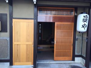 - une entrée pour un bâtiment avec deux portes en bois dans l'établissement Makotoya - Vacation STAY 69812v, à Takayama