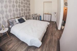 Postel nebo postele na pokoji v ubytování Stylový apartmán v centru Náchoda + 18 fotografií