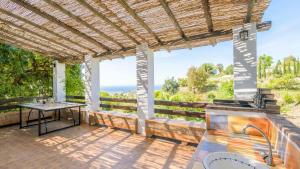 eine Terrasse mit einem Tisch und Meerblick in der Unterkunft Casa La Haza de Frigiliana by Ruralidays in Frigiliana