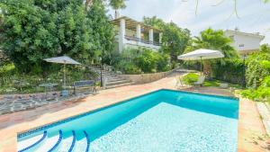 ein Bild eines Swimmingpools vor einem Haus in der Unterkunft Casa La Haza de Frigiliana by Ruralidays in Frigiliana
