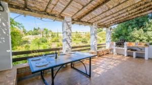 eine Außenterrasse mit einem blauen Tisch und Aussicht in der Unterkunft Casa La Haza de Frigiliana by Ruralidays in Frigiliana