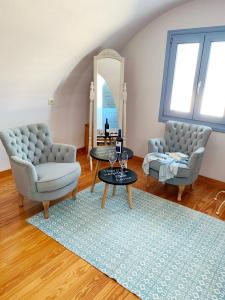 een woonkamer met 2 stoelen en een tafel bij Modus Vivendi Villas in Akrotiri