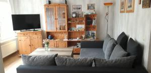 a living room with a couch and a tv at Haus-J-Bull-das-Sonneneck-Ferienwohnung-an-der-schoenen-Ostsee-in-Boergerende-Rethwisch in Börgerende-Rethwisch