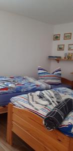 two beds sitting next to each other in a bedroom at Haus-J-Bull-das-Sonneneck-Ferienwohnung-an-der-schoenen-Ostsee-in-Boergerende-Rethwisch in Börgerende-Rethwisch