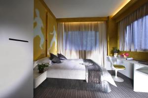 Un pat sau paturi într-o cameră la Hotel Re! @ Pearl's Hill