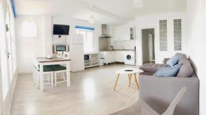 una sala de estar con un sofá y una mesa en Apartamentos Loremar, en Portocolom
