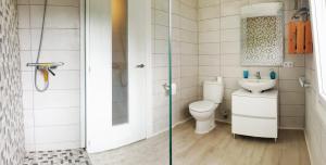un baño con inodoro y lavabo en Apartamentos Loremar, en Portocolom 39 fotos más