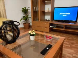 - un salon avec une télévision et une table basse dans l'établissement Casa completa en La Laguna Vivienda Vacacional, à La Laguna