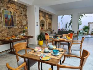 comedor con mesas y sillas de madera en Dar El Kif - La Marsa, en La Marsa