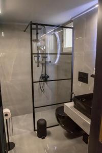 Habitación con baño con ducha y taburete. en Luxury Premium Suite in Chalkida, en Chalkida