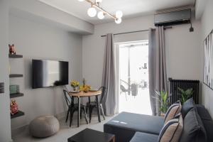 sala de estar con sofá y mesa en Luxury Premium Suite in Chalkida, en Chalkida