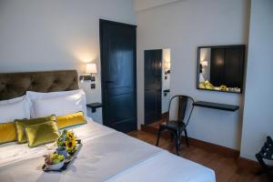 Un dormitorio con una cama con un bol de fruta. en Luxury Premium Suite in Chalkida, en Chalkida