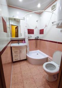 een badkamer met een toilet, een bad en een wastafel bij Apartment on Suvorova in Bender