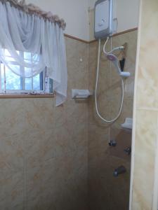 Ванна кімната в Gables Vacation Rentals with Private Gated Parking Onsite