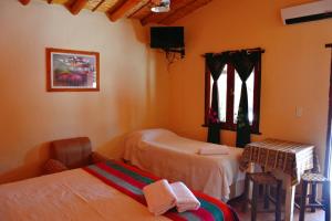 Кровать или кровати в номере Hostal Paseo de los Colorados