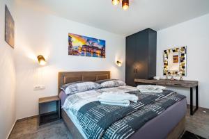 Postel nebo postele na pokoji v ubytování Marina-Bay-Resort