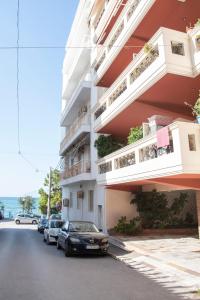 un edificio con coches estacionados frente a él en Luxury Premium Suite in Chalkida, en Chalkida