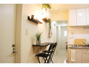 uma cozinha com mesa e cadeiras num quarto em OHANA TOKYO HOUSE - Vacation STAY 71661v em Tóquio