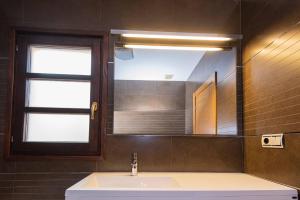 THE COOL FLAT في يانس: حمام مع حوض ومرآة