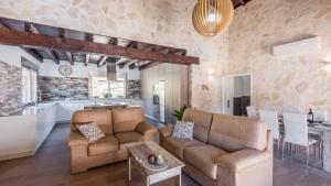 a living room with a couch and a table at Casa El Hoyillo El Gastor by Ruralidays in El Gastor