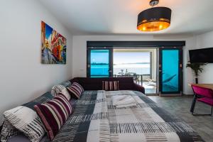 Postel nebo postele na pokoji v ubytování Marina-Bay-Resort + 37 fotografií