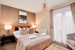 En eller flere senge i et værelse på Vikings Apartment City Centre Exclusive Offers With Private Parking & Terrace