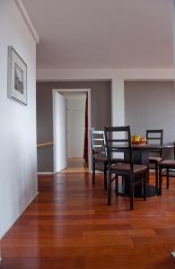 - une salle à manger avec une table et des chaises dans l'établissement Moderne et Lumineux, à Paris