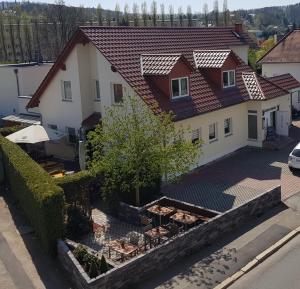 una vista aérea de una casa con techo en Zum Obstler - Gaststätte und Pension, en Gera