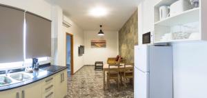 Kuchyň nebo kuchyňský kout v ubytování Apartamentos La Aldea Suites