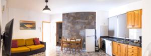 Kuchyň nebo kuchyňský kout v ubytování Apartamentos La Aldea Suites