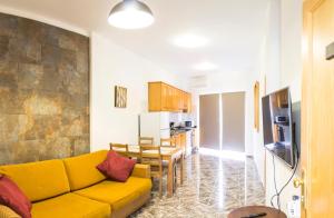 TV a/nebo společenská místnost v ubytování Apartamentos La Aldea Suites