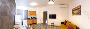 Kuchyň nebo kuchyňský kout v ubytování Apartamentos La Aldea Suites