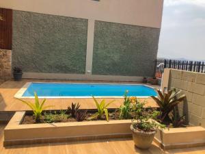 a swimming pool in a house with plants at Cantinho Cunhense in Cunha