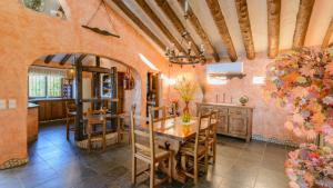 - une cuisine et une salle à manger avec une table et des chaises dans l'établissement Finca Higueron Competa by Ruralidays, à Cómpeta