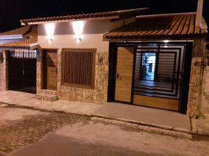 ein kleines Haus mit einem Tor und einem Fenster in der Unterkunft Cantinho Cunhense in Cunha