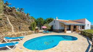 eine Villa mit einem Pool und einem Haus in der Unterkunft Finca Carrulo Competa by Ruralidays in Cómpeta