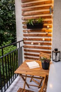 una mesa de madera con un libro en el balcón en Smart Executive, en Cracovia