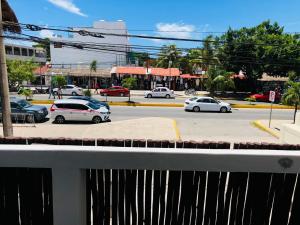 uma vista para uma rua com carros estacionados num parque de estacionamento em Corazon de Tulum em Tulum