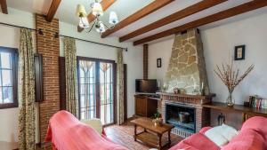Televízia a/alebo spoločenská miestnosť v ubytovaní Casa La Encina Alora by Ruralidays