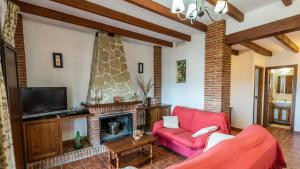 Televízia a/alebo spoločenská miestnosť v ubytovaní Casa La Encina Alora by Ruralidays