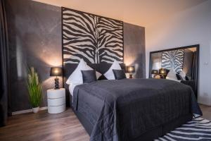 um quarto com uma cama com uma parede em preto e branco em RüSuite II - Gemütliches Apartment in Rüttenscheid em Essen