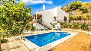 uma casa com piscina em frente a uma casa em Casa El Algarrobo Alora by Ruralidays em Alora