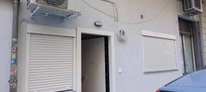 een wit gebouw met een deur en ramen bij Perfect Apartment 71B in Thessaloniki