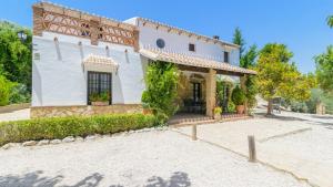 uma grande casa branca com um pátio em frente em Mirador de Casablanca Priego de Cordoba by Ruralidays em Priego de Córdoba