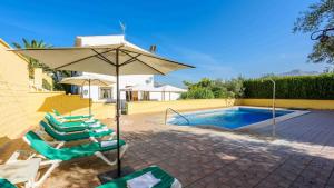 - une terrasse avec des chaises et un parasol à côté de la piscine dans l'établissement Villa Las Dehesas Casabermeja by Ruralidays, à Casabermeja