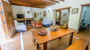 uma sala de estar com uma mesa e uma sala de jantar em Casa Los Linarejos Ronda by Ruralidays em Ronda