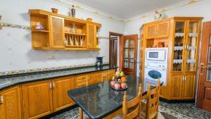 A kitchen or kitchenette at Casa Luna Alora by Ruralidays